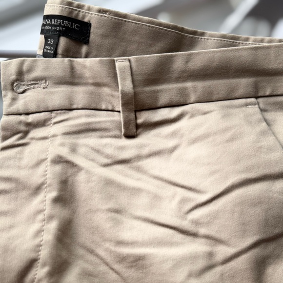 Banana Republic Men's Flat Front Shorts - Beige - Picture 2 of 3